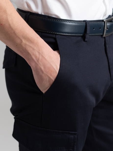 Pantalone uomo cargo in tricotina con dettagli sartoriali 2