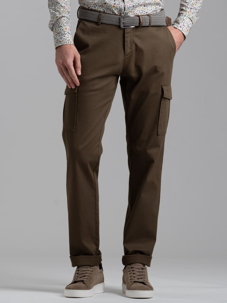Pantalón cargo de hombre en tricot con detalles de sastrería
