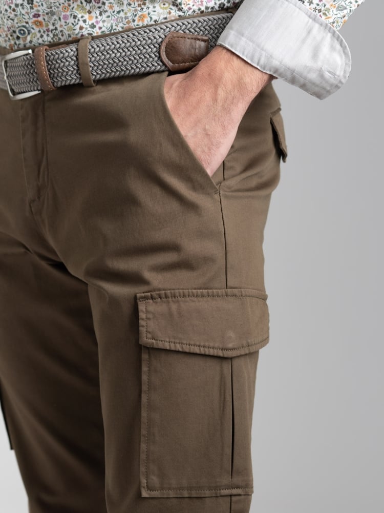 Pantalón cargo de hombre en tricot con detalles de sastrería