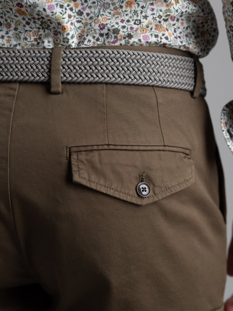 Pantalón cargo de hombre en tricot con detalles de sastrería