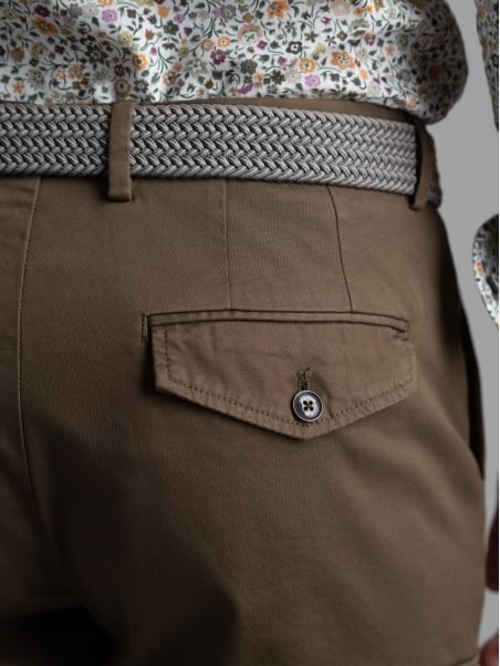 Pantalón cargo de hombre en tricot con detalles de sastrería