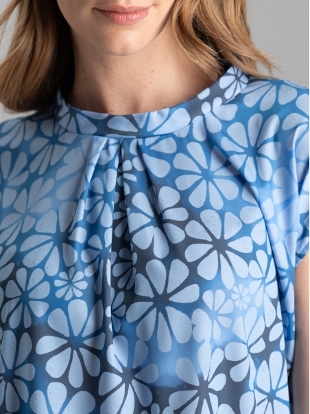 Camisa floral de mujer con cuello redondo y drapeado