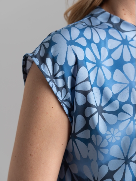 Camisa floral de mujer con cuello redondo y drapeado