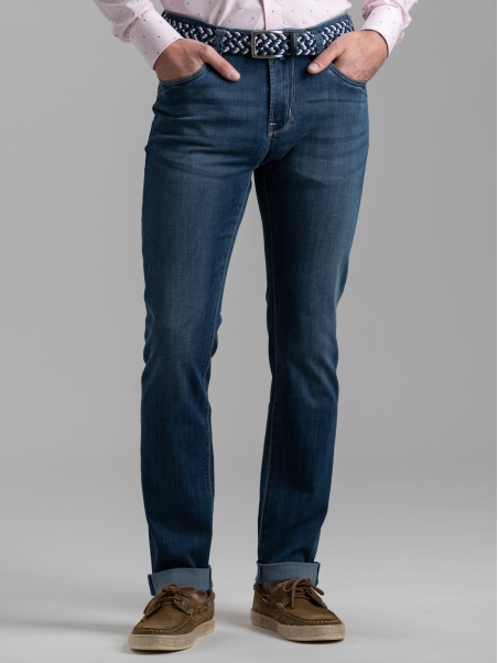 Vaqueros de 5 bolsillos para hombre en denim claro con detalles en contraste