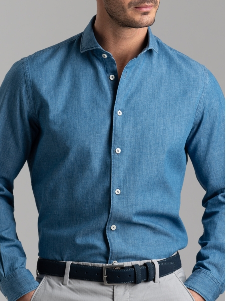 Camisa vaquera de hombre lavada a la piedra con cuello semifrancés