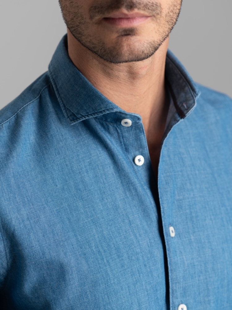 Camisa vaquera de hombre lavada a la piedra con cuello semifrancés