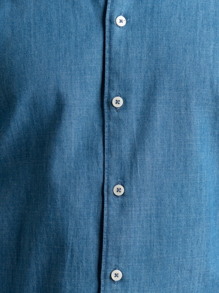 Camisa vaquera de hombre lavada a la piedra con cuello semifrancés