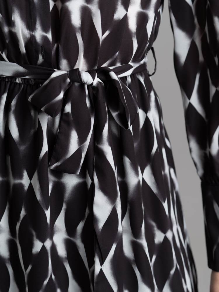 Vestido de mujer por la rodilla con estampado geométrico sombreado