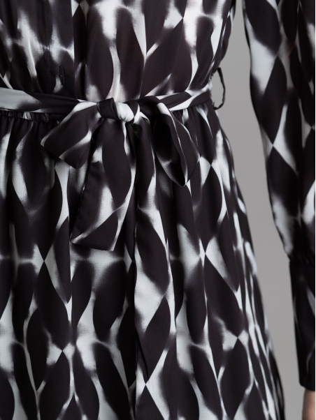 Vestido de mujer por la rodilla con estampado geométrico sombreado