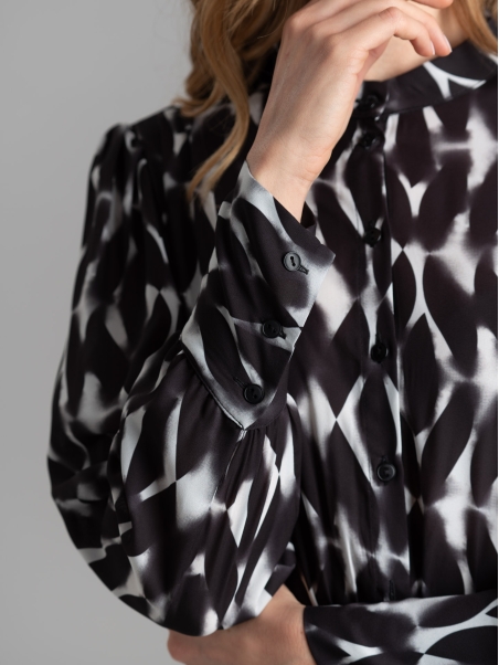 Vestido de mujer por la rodilla con estampado geométrico sombreado