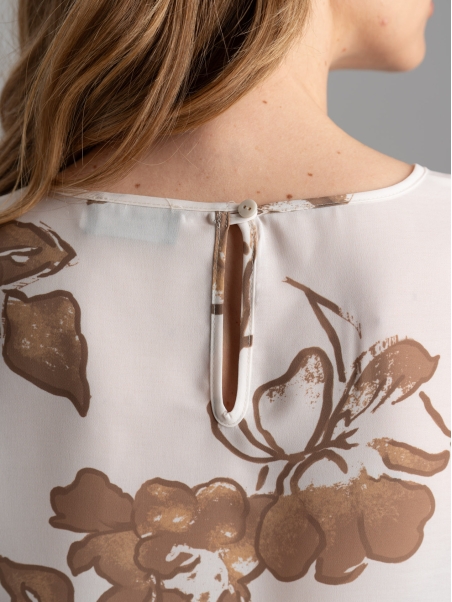Camisa floral de mujer con bolsillo en el pecho y manga larga