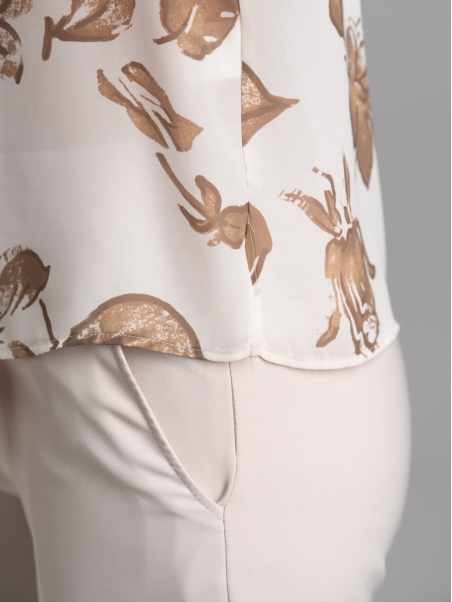 Camisa floral de mujer con bolsillo en el pecho y manga larga