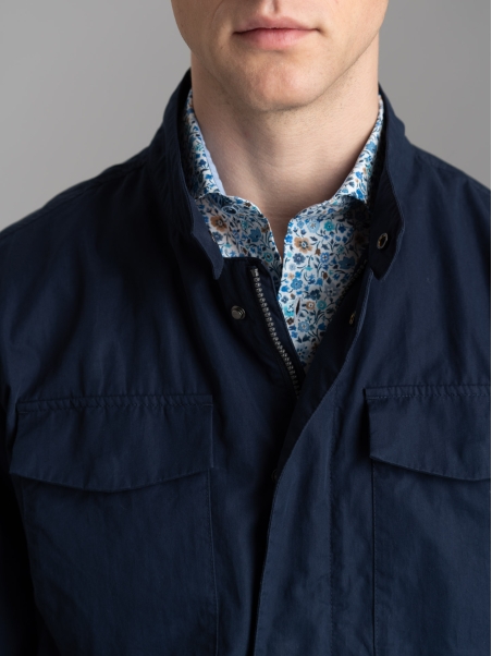 Chaqueta de nailon para hombre con bolsillos de parche