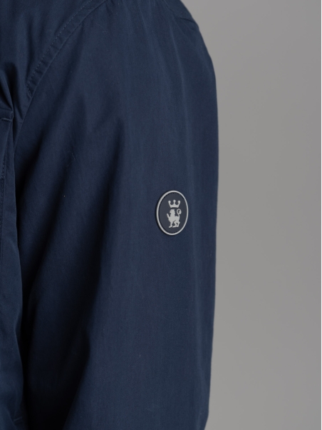 Chaqueta de nailon para hombre con bolsillos de parche
