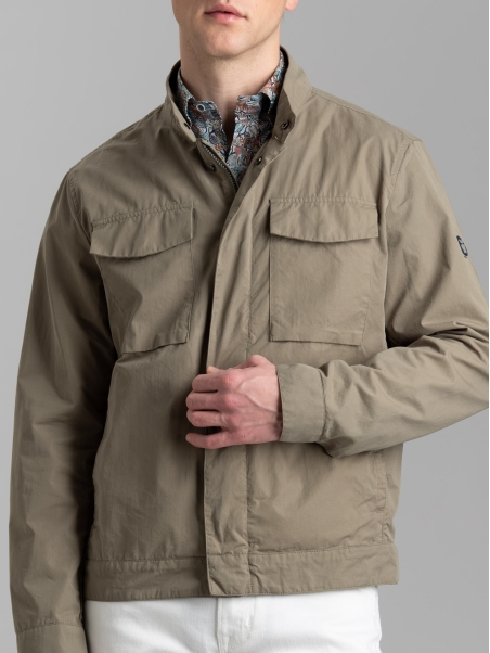 Chaqueta de nailon para hombre con bolsillos de parche