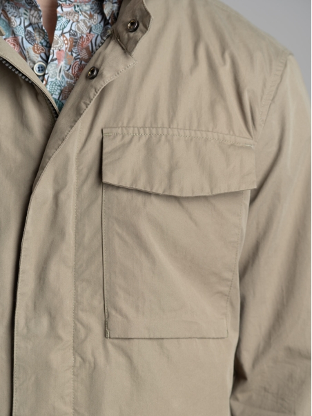 Chaqueta de nailon para hombre con bolsillos de parche