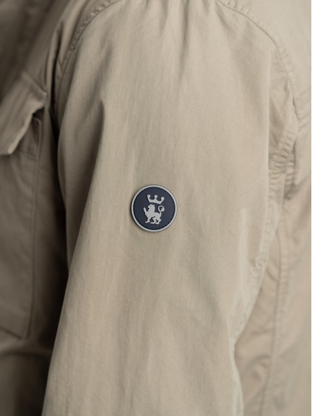 Chaqueta de nailon para hombre con bolsillos de parche