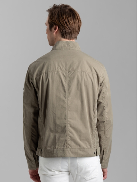Chaqueta de nailon para hombre con bolsillos de parche