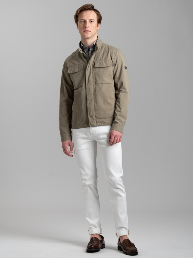 Chaqueta de nailon para hombre con bolsillos de parche