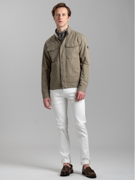 Chaqueta de nailon para hombre con bolsillos de parche