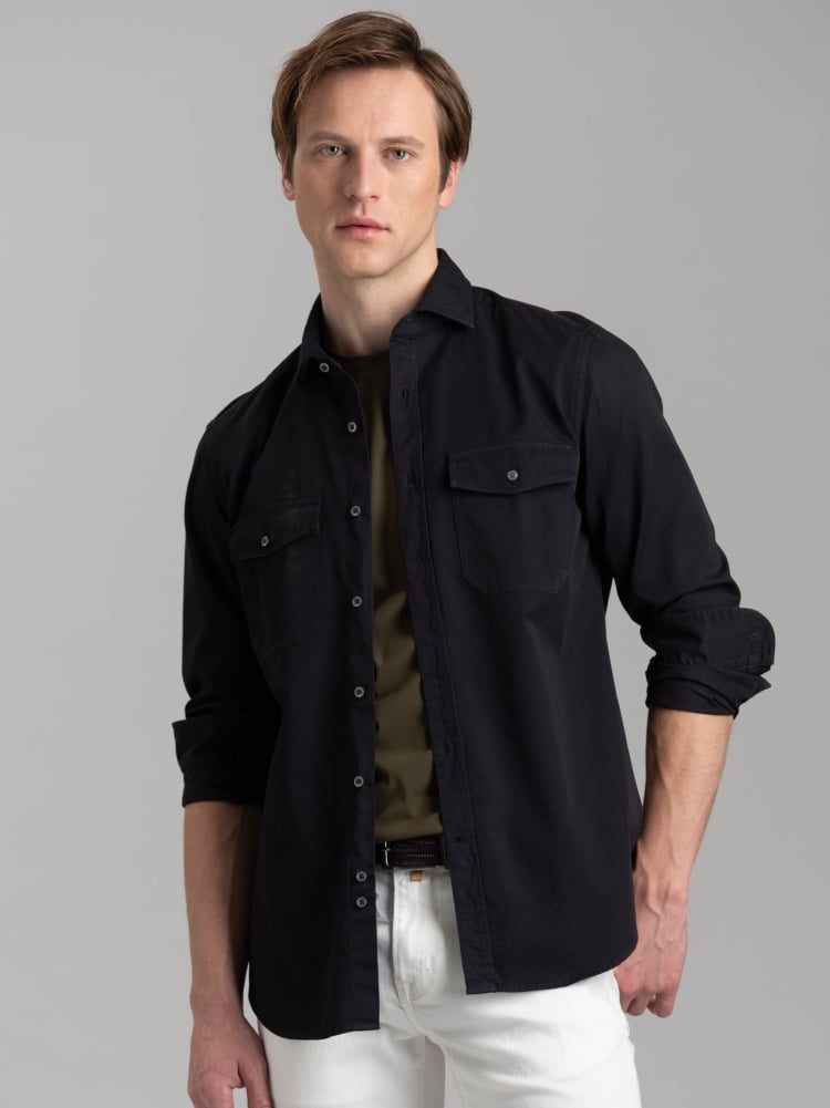 Camisa slim de hombre en tejido de sarga teñido en prenda