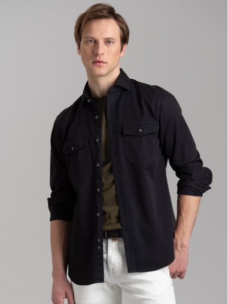 Camisa slim de hombre en tejido de sarga teñido en prenda
