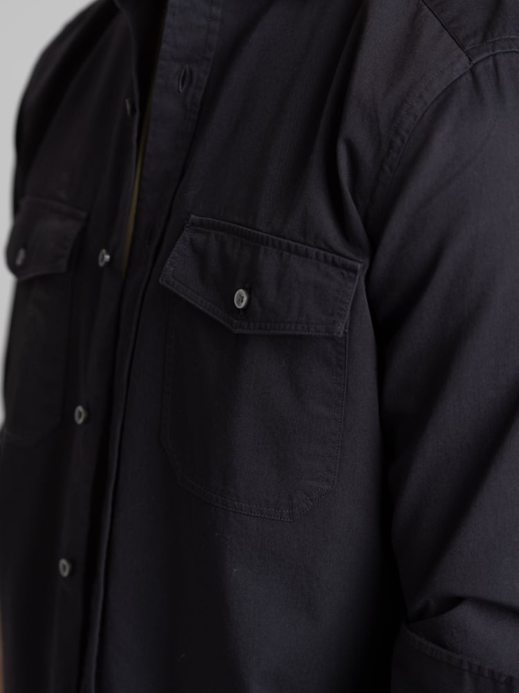 Camisa slim de hombre en tejido de sarga teñido en prenda