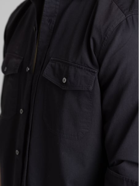 Camisa slim de hombre en tejido de sarga teñido en prenda