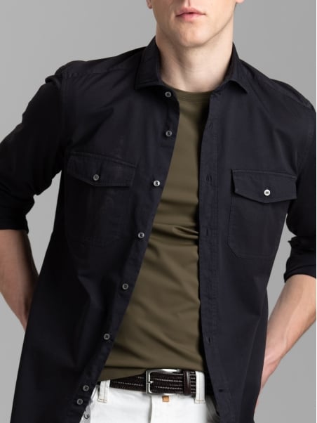 Camisa slim de hombre en tejido de sarga teñido en prenda