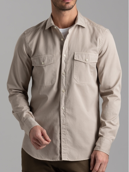 Camisa slim de hombre en tejido de sarga teñido en prenda