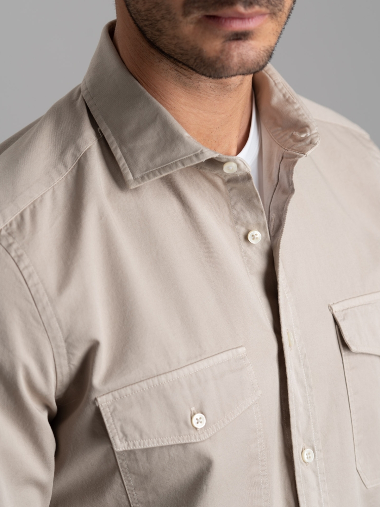 Camicia uomo slim in tessuto twill tinto capo