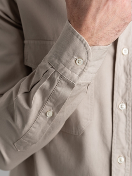 Camisa slim de hombre en tejido de sarga teñido en prenda