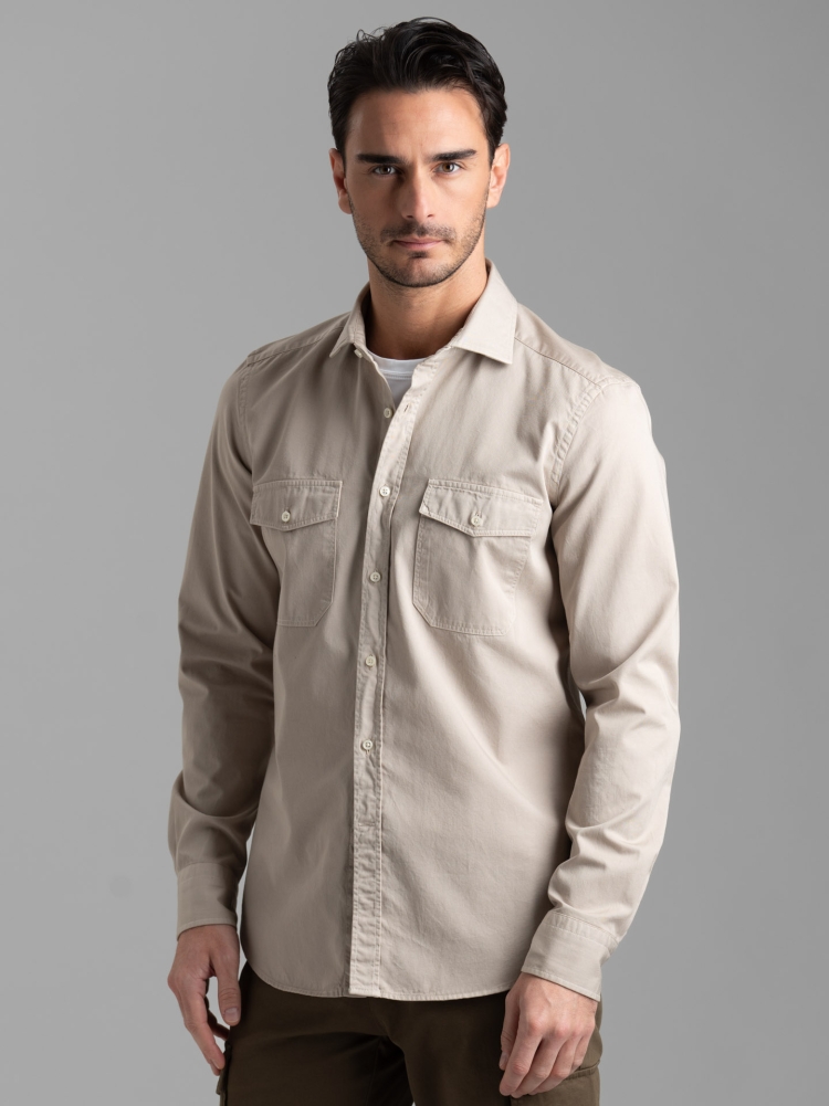 Camisa slim de hombre en tejido de sarga teñido en prenda