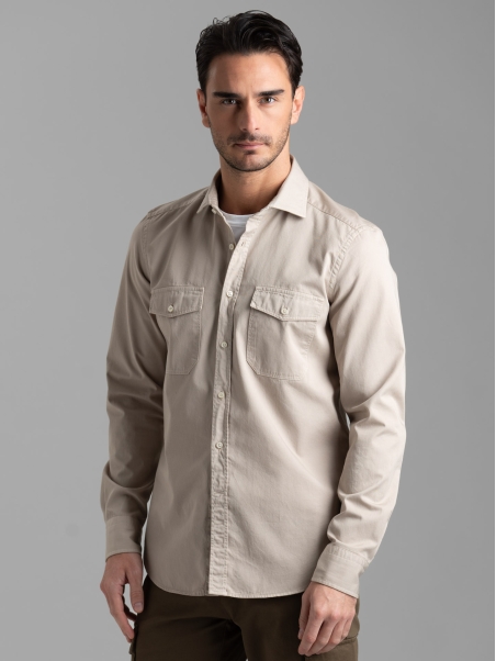 Camisa slim de hombre en tejido de sarga teñido en prenda