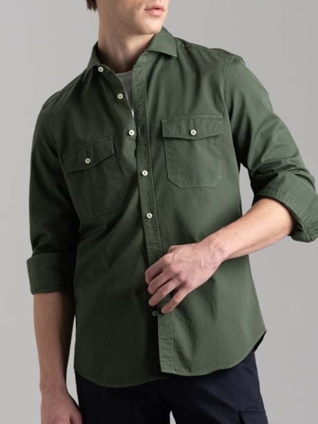 Camisa slim de hombre en tejido de sarga teñido en prenda