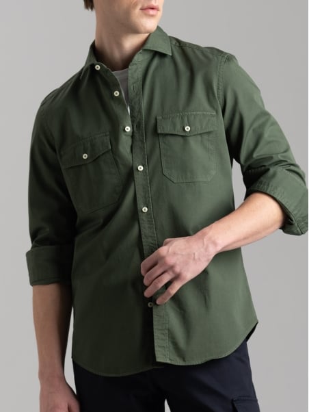 Camisa slim de hombre en tejido de sarga teñido en prenda