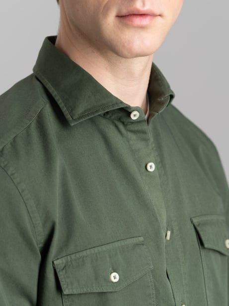 Camisa slim de hombre en tejido de sarga teñido en prenda 2