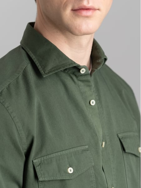 Camisa slim de hombre en tejido de sarga teñido en prenda