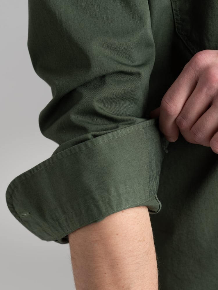 Camisa slim de hombre en tejido de sarga teñido en prenda