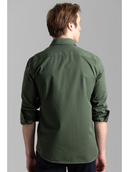 Camisa slim de hombre en tejido de sarga teñido en prenda