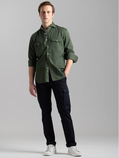 Camisa slim de hombre en tejido de sarga teñido en prenda