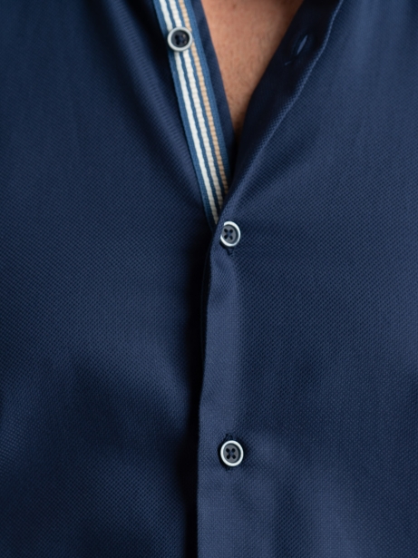 Camisa azul blindada de caballero con cuello abotonado