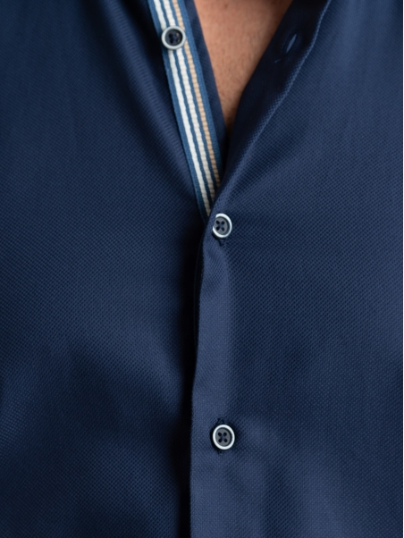Camisa azul blindada de caballero con cuello abotonado