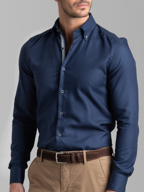 Camisa azul blindada de caballero con cuello abotonado 2