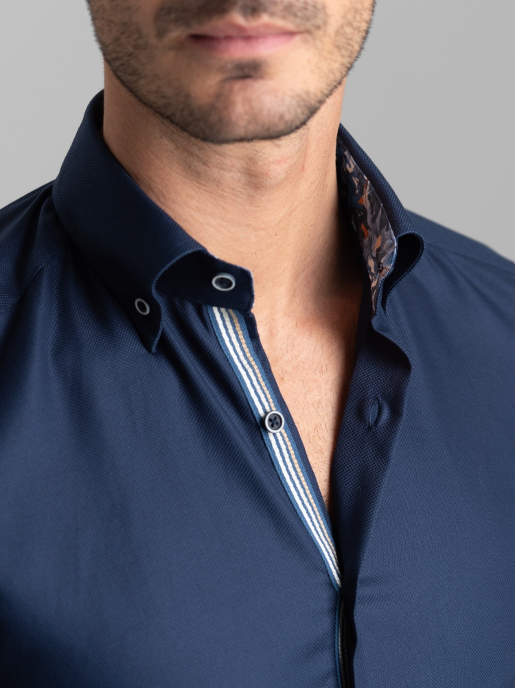 Camicia uomo blu armaturata con collo button down