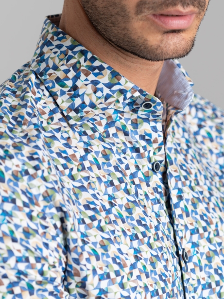 Camisa azul de caballero con estampado geométrico y cuello semifrancés