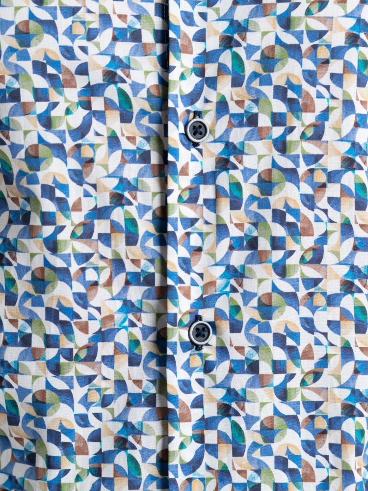 Camisa azul de caballero con estampado geométrico y cuello semifrancés