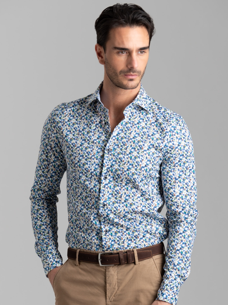Camisa azul de caballero con estampado geométrico y cuello semifrancés