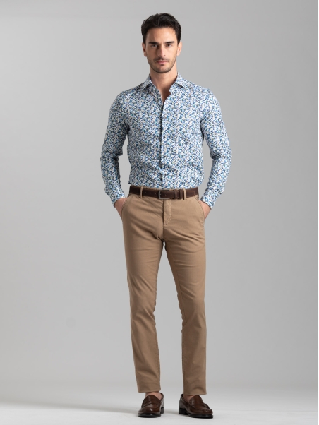 Camisa azul de caballero con estampado geométrico y cuello semifrancés