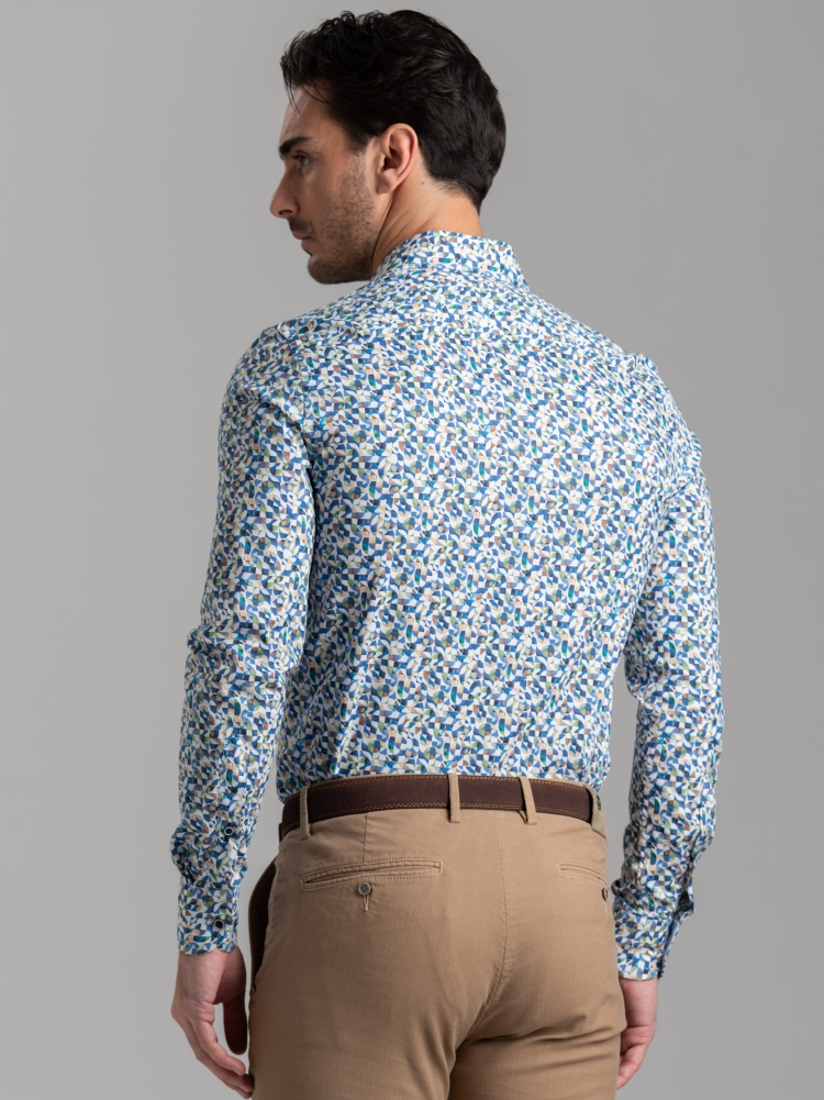 Camisa azul de caballero con estampado geométrico y cuello semifrancés